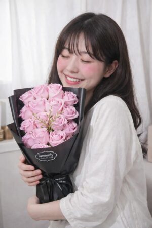 Q - Caja de regalo con rosas de petalos