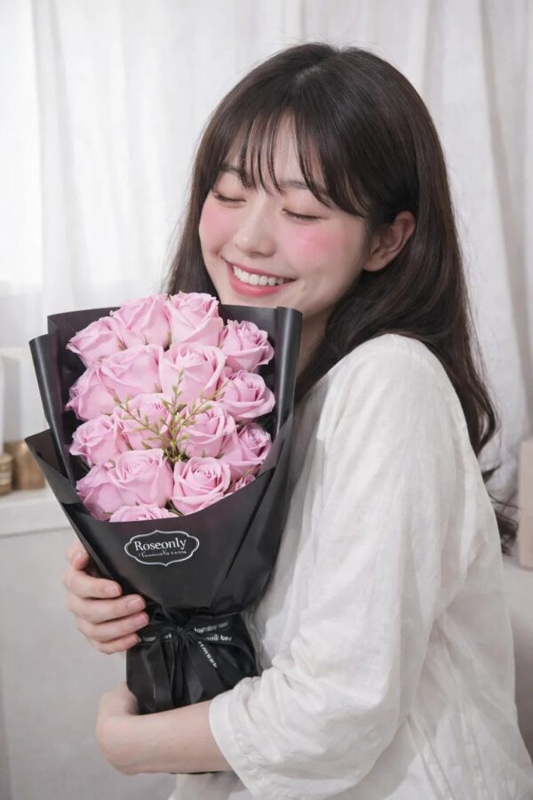 Q - Caja de regalo con rosas de petalos